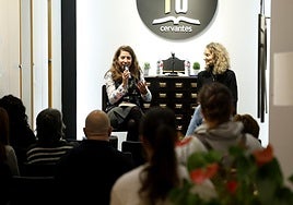 Ana Merino (izquierda) con su libro y la periodista Juncal Herrero, ayer en Cervantes.