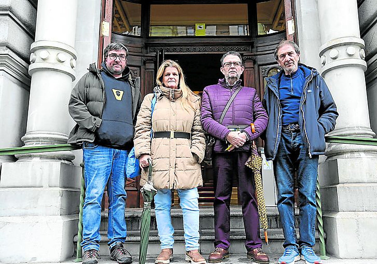 Los representantes vecinales en la Junta General.