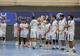 Los jugadores del Horizonte Atlética se saludan antes de un partido esta temporada en La Magdalena.