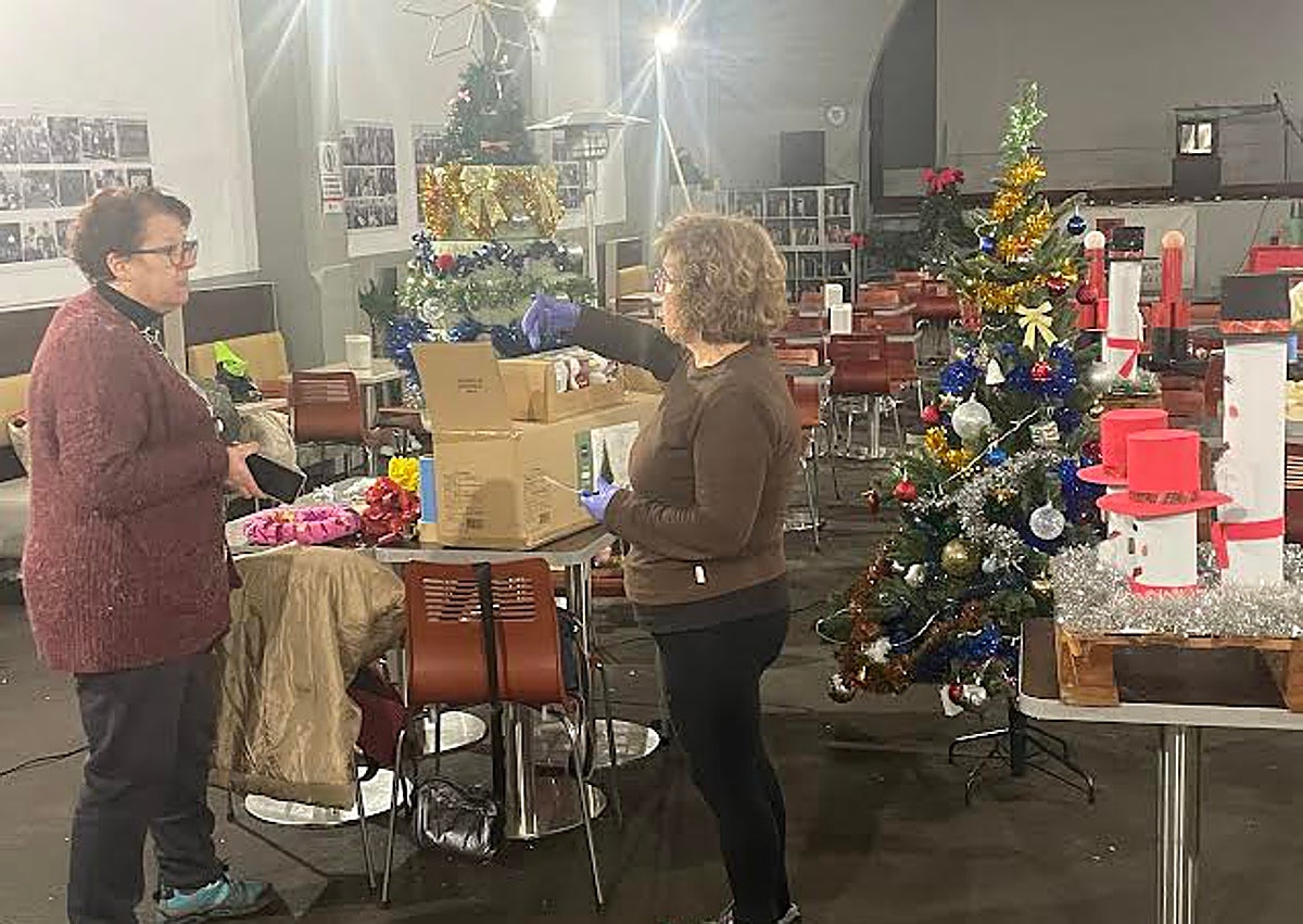 Imagen secundaria 1 - Ciaño trabaja unido para construir y colocar motivos navideños por todo el pueblo