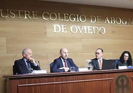 Juan Cofiño, el presidente del Colegio Oficial de Abogados de Oviedo, Antonio González-Busto, y la consejera de Cultura, Vanessa Gutiérrez, en la inauguración de las jornadas sobre Derecho Consuetudinario.