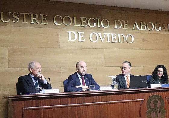 Juan Cofiño, el presidente del Colegio Oficial de Abogados de Oviedo, Antonio González-Busto, y la consejera de Cultura, Vanessa Gutiérrez, en la inauguración de las jornadas sobre Derecho Consuetudinario.