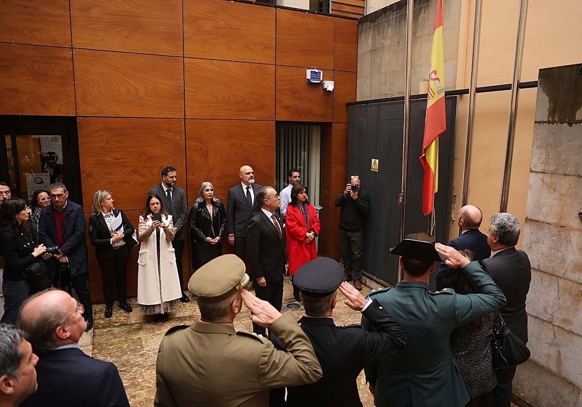Autoridades de todos los ámbitos, durante el izado de la bandera de España.
