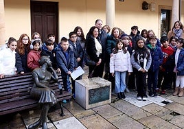 El alcalde, Alfredo Canteli. junto a los niños del colegio de Fozaneldi ante la estatua de la 'Bella Lola'.