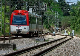 Unidad de cercanías de ancho métrico, con su nueva librea.