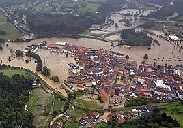 Arriondas quedó completamente inundada tras las riadas de junio de 2010.