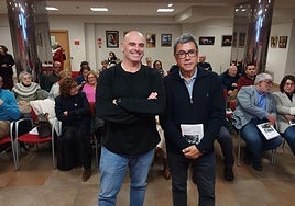 El secretario general de la Agrupación Socialista de Gijón, Monchu García, y el autor del libro, Jaime Izquierdo, antes de comenzar la presentación.