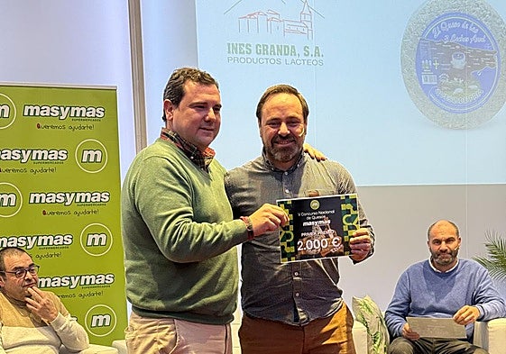 Por la izquierda, Santiago Pulgar Director Comercial y Marketing de Supermercados masymas y Roberto Plaza, director comercial de Industrias Martal, quesería ganadora del concurso.