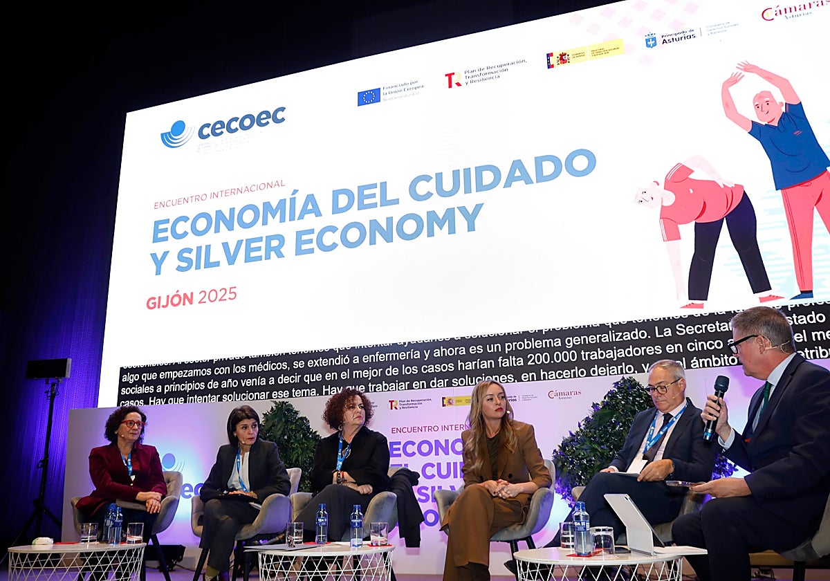 María Carmen Maeztu (Navarra), Nerea Melgosa (País Vasco), la consejera asturiana Marta del Arco, Fabiola García (Galicia), Javier Pérez (Castilla y La Mancha) y Enrique Rodríguez Núñez que ejerció de moderador del debate.