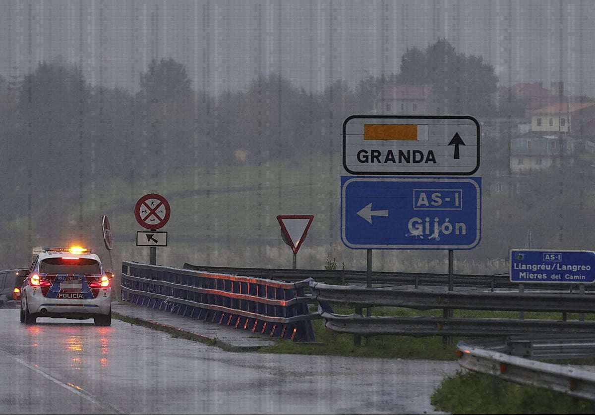 Un vehículo policial durante la 'operación jaula' en la autovía Minera para interceptar al atracador de gasolineras.