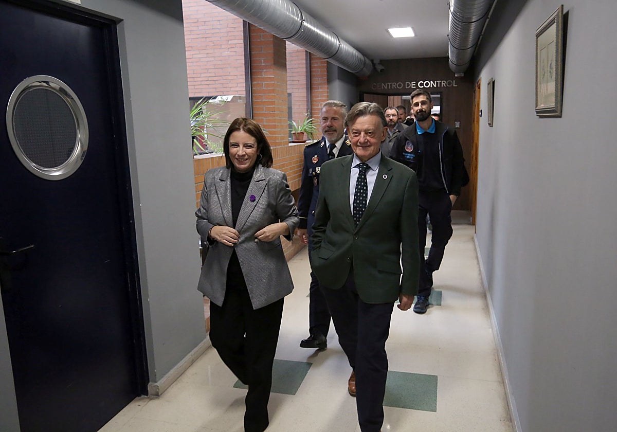Adriana Lastra y José Ramón Prado, durante la visita al edificio de Seguridad Ciudadana.