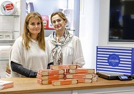 Sonia y Paloma, empleadas de La Avilesina, con el turrón inspirado en el mantecado de Avilés.
