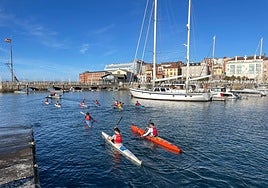 Piragüistas del Grupo en el Puerto Deportivo, en una imagen de archivo.