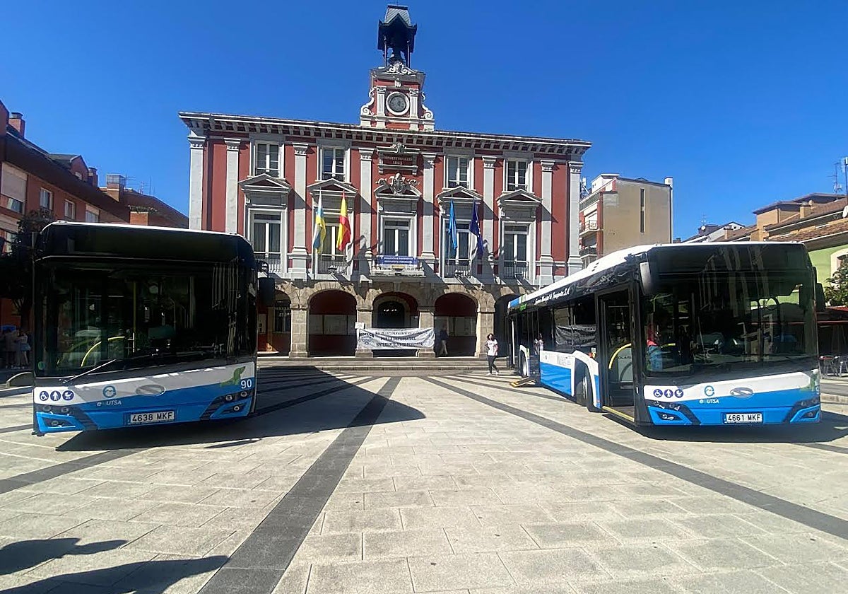 Autobuses de Emutsa delante del Ayuntamiento de Mieres