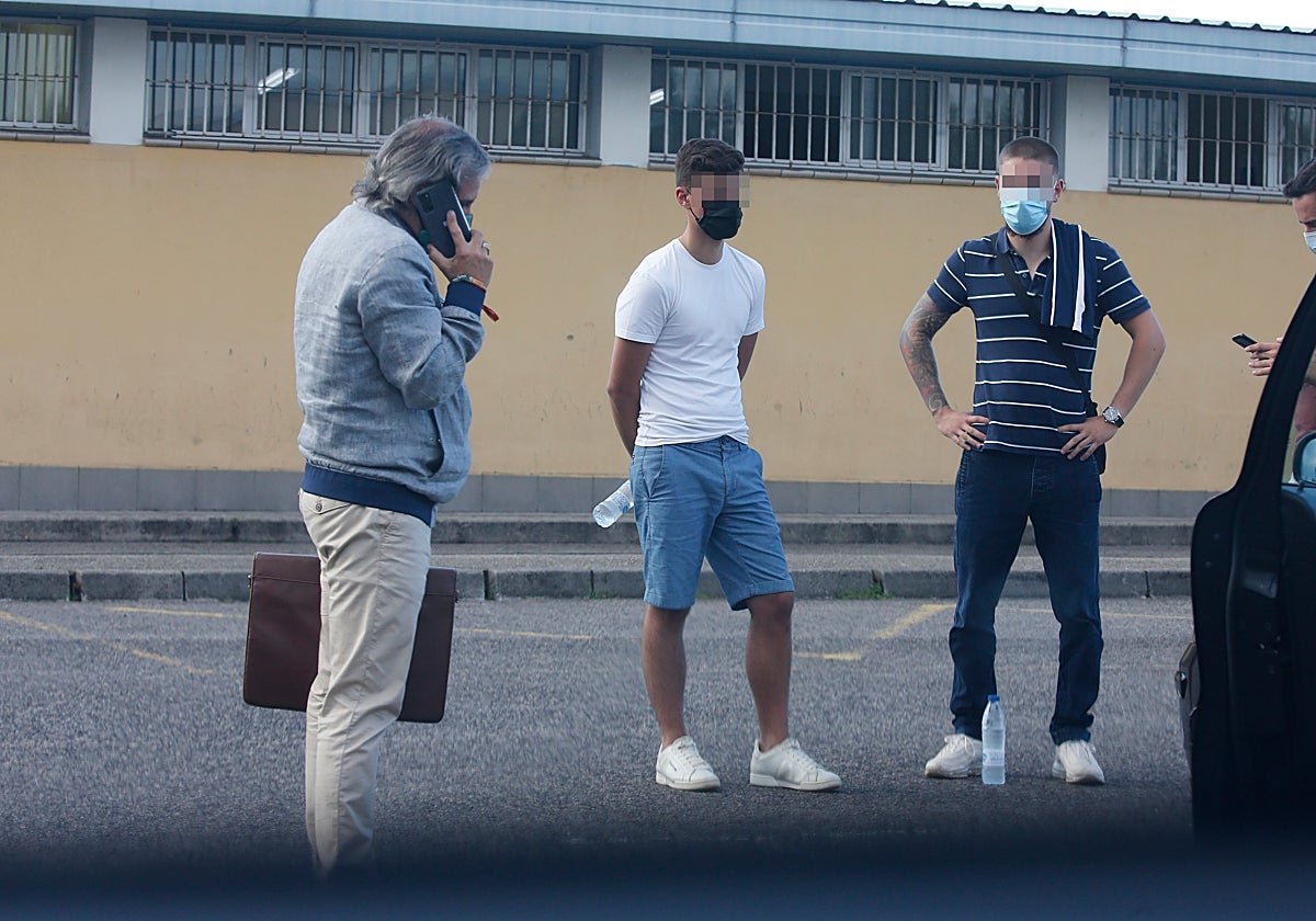 Dos de los jóvenes portugueses en septiembre de 2021, con su abogado defensor, a su salida de prisión tras permanecer dos meses en el centro penitenciario de Asturias.