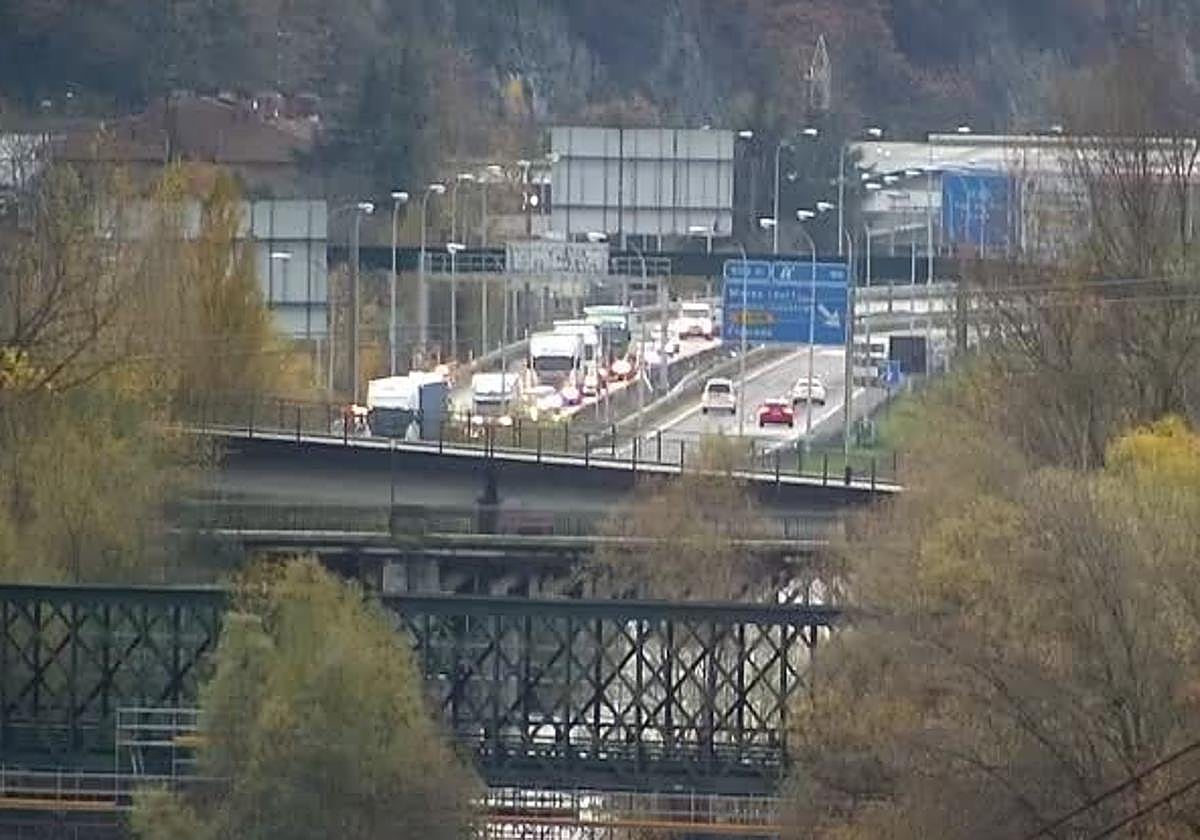 Imagen del atasco captada por las cámaras de la DGT.