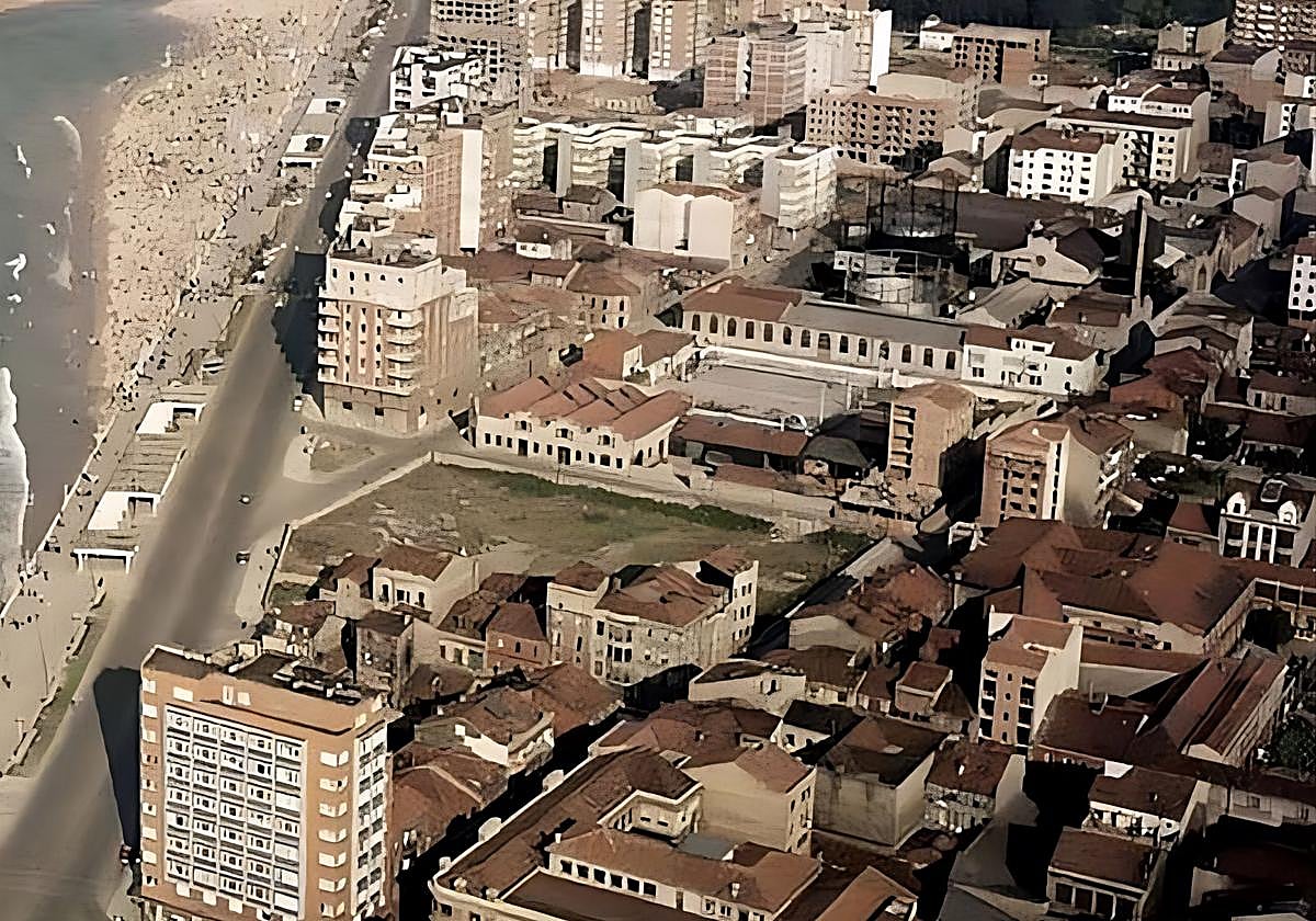 1969. Arranque de Emilio Tuya con el campo de fútbol Jovellanos, el Grupo Covadonga, la Fábrica del Gas y la ciudadela de El Corralón enfrente.