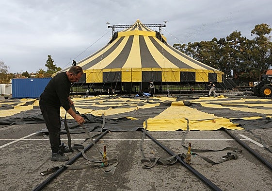 El montaje de la gran carpa ya ha comenzado en el Parque de los Hermanos Castro.