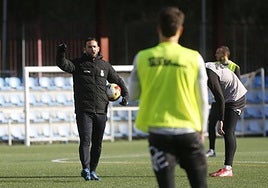 Dani Vidal da indicaciones durante un entrenamiento de esta semana en La Toba 2.