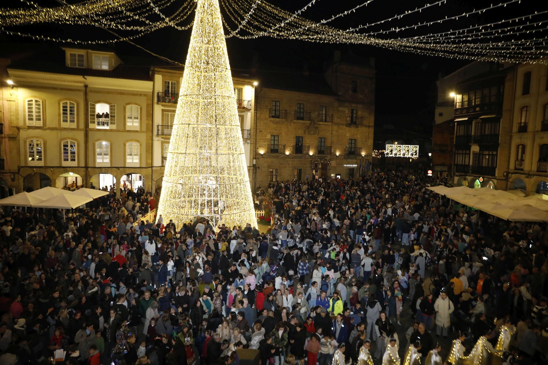 La Navidad ya está en Avilés con el encendido de sus luces y adornos