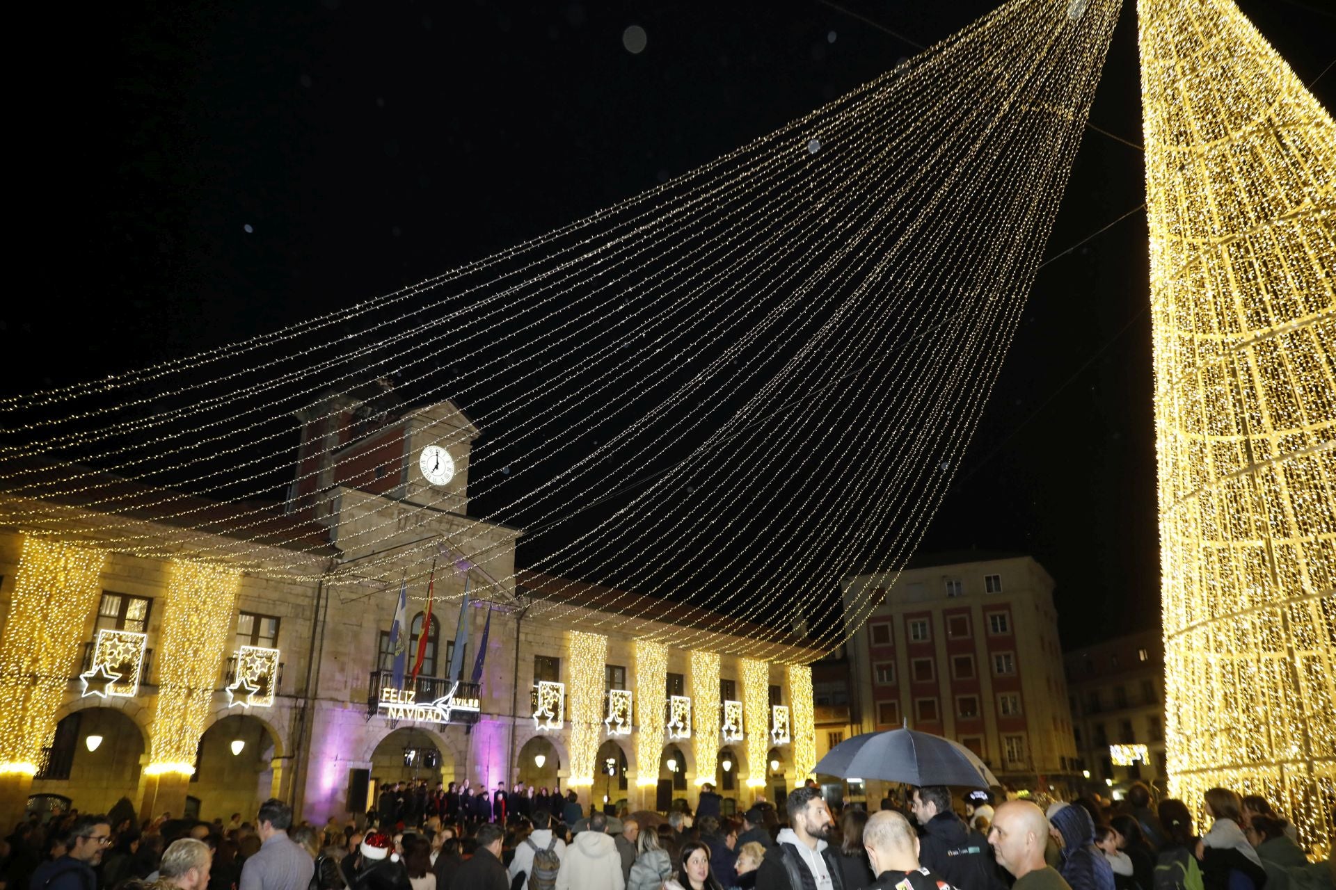 La Navidad ya está en Avilés con el encendido de sus luces y adornos