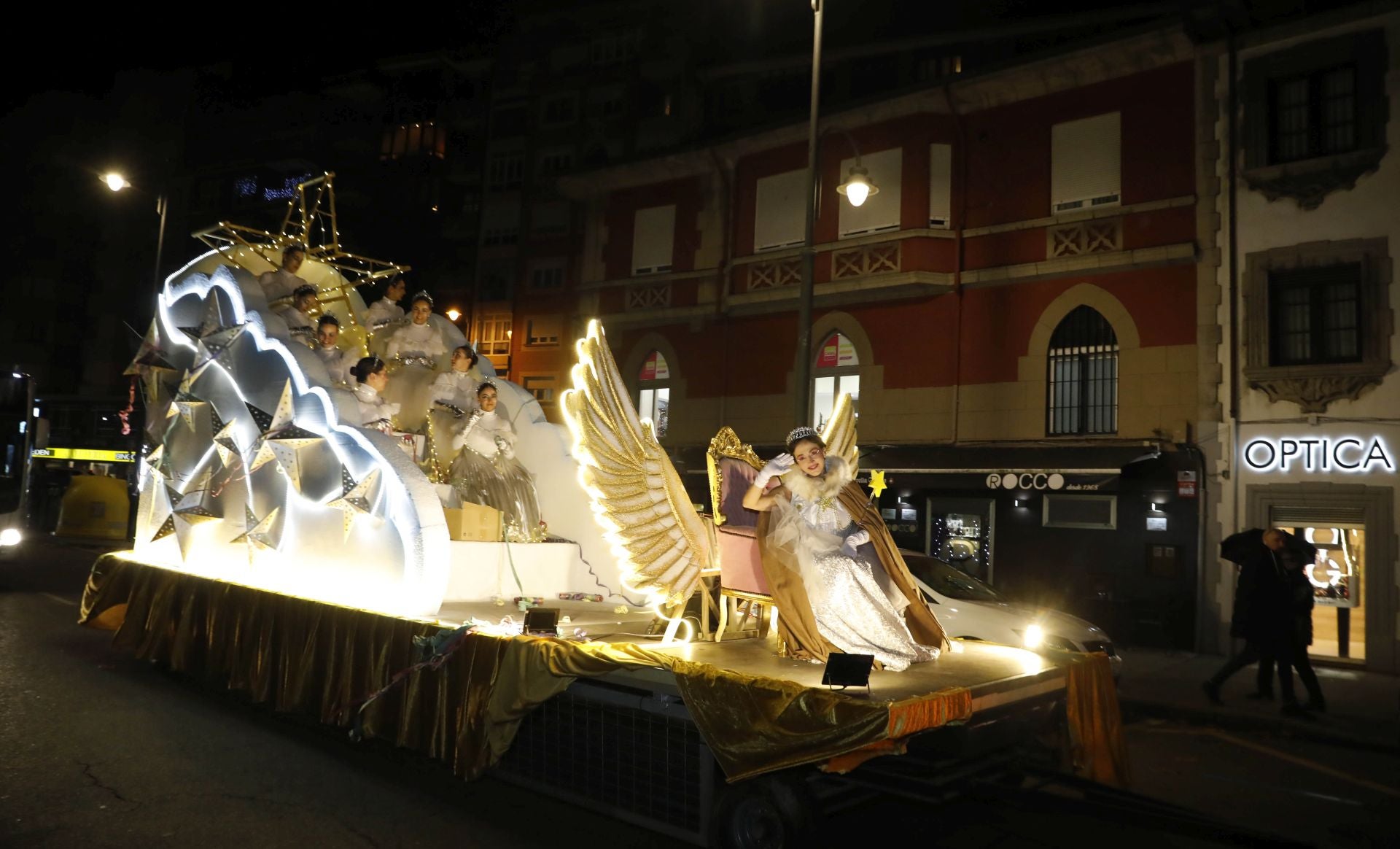 La Navidad ya está en Avilés con el encendido de sus luces y adornos
