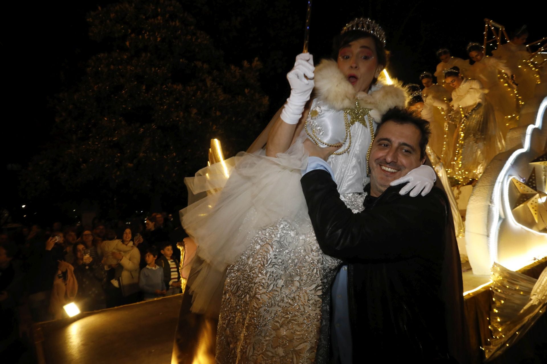 La Navidad ya está en Avilés con el encendido de sus luces y adornos