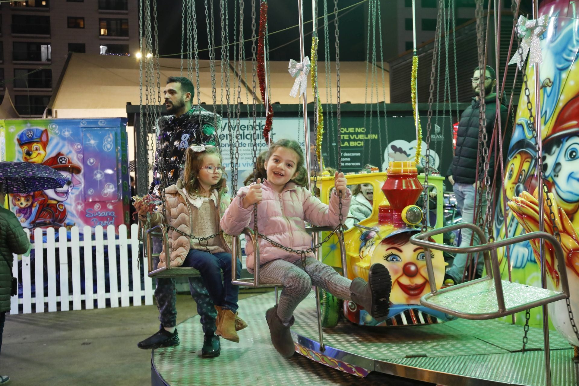 La Navidad ya está en Avilés con el encendido de sus luces y adornos