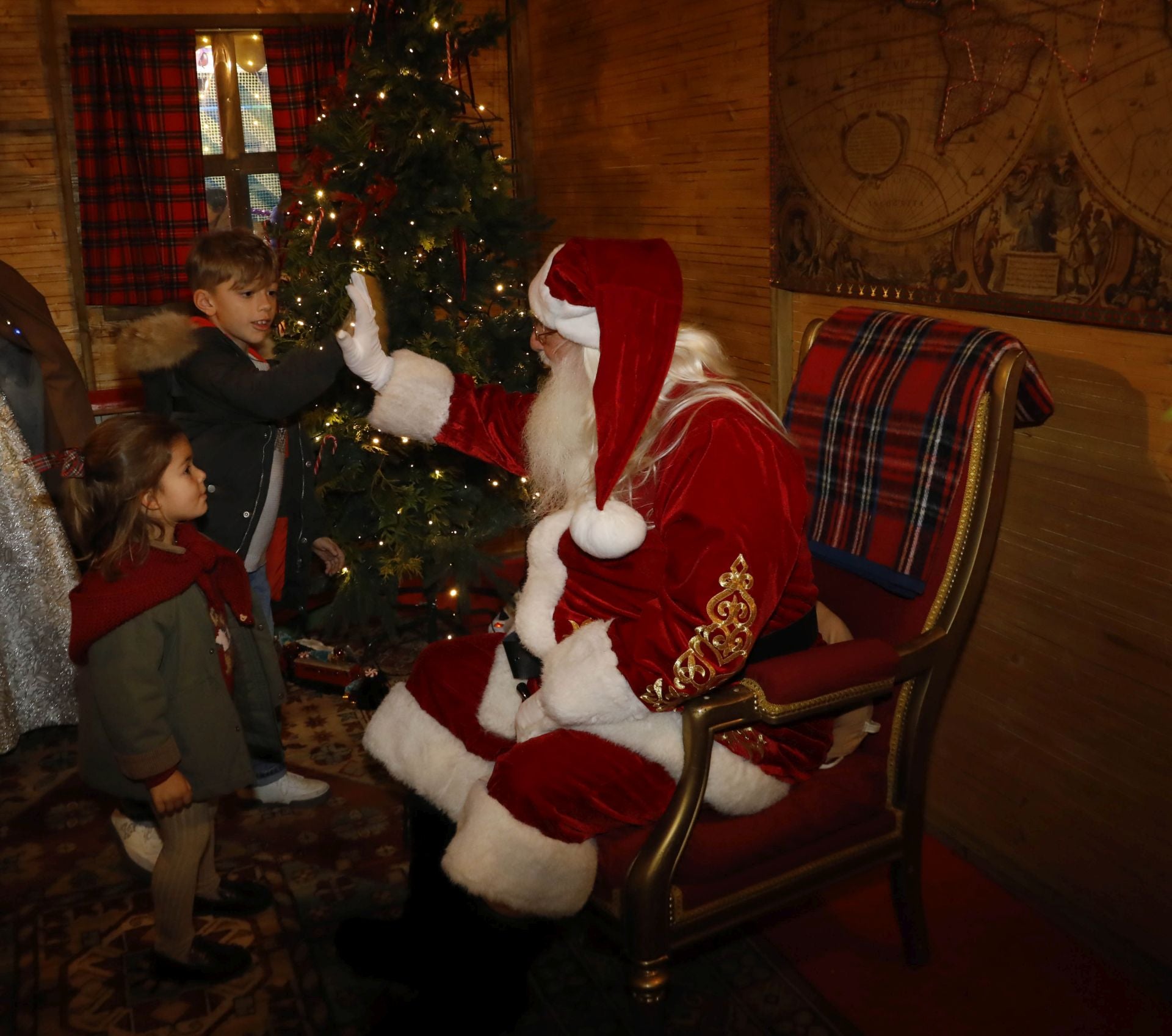La Navidad ya está en Avilés con el encendido de sus luces y adornos
