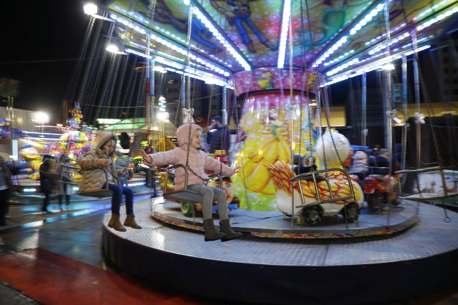 La Navidad ya está en Avilés con el encendido de sus luces y adornos