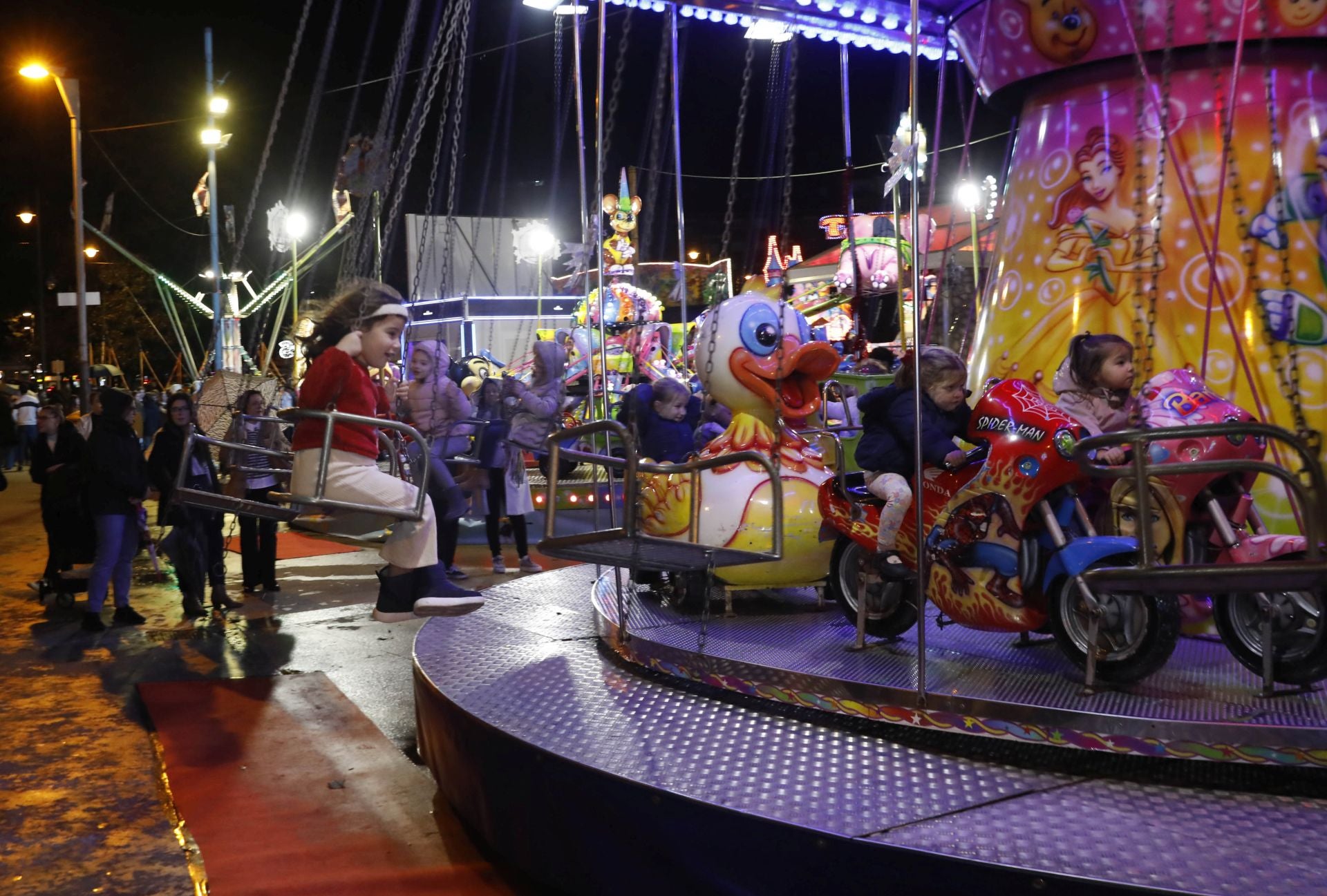 La Navidad ya está en Avilés con el encendido de sus luces y adornos