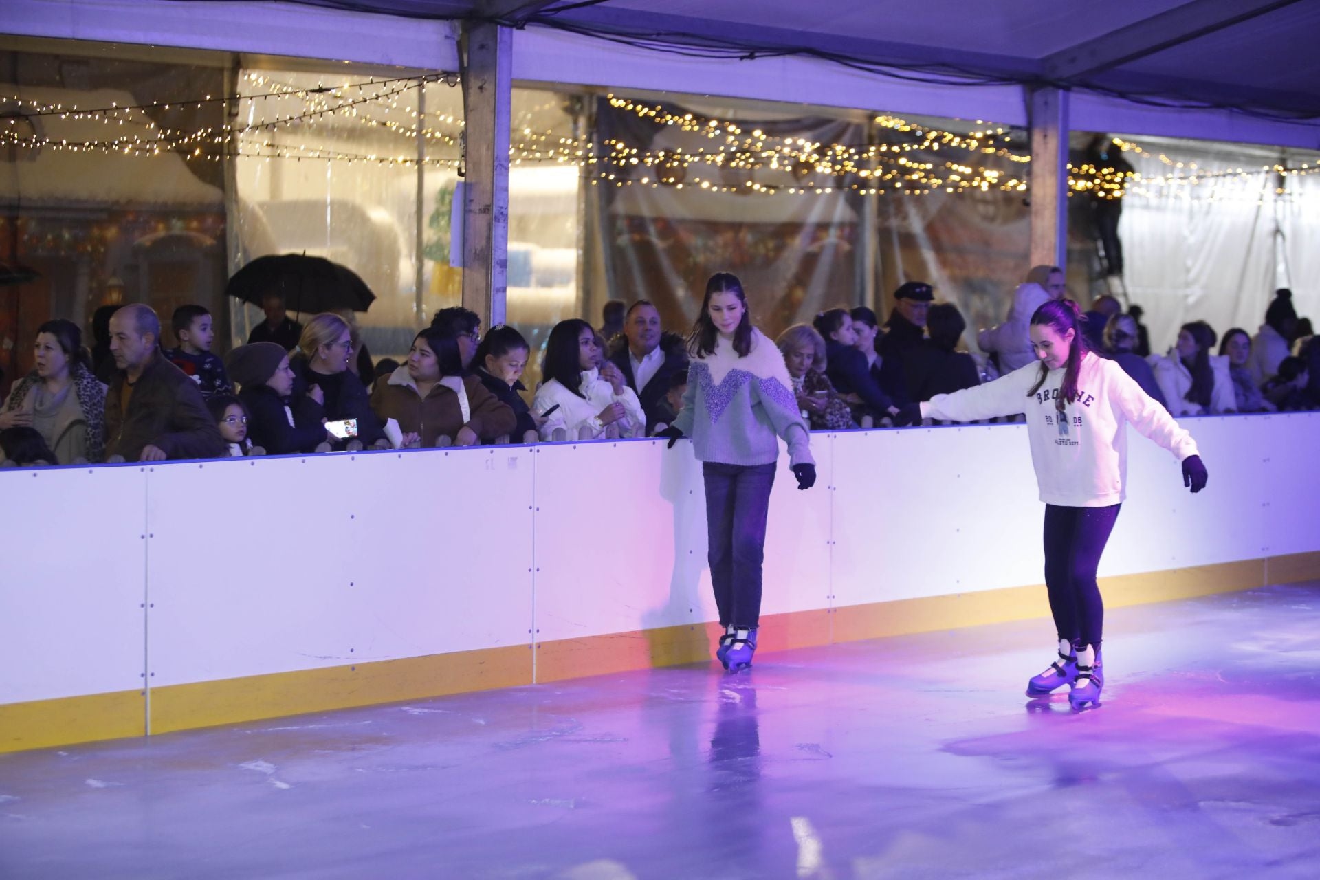 La Navidad ya está en Avilés con el encendido de sus luces y adornos