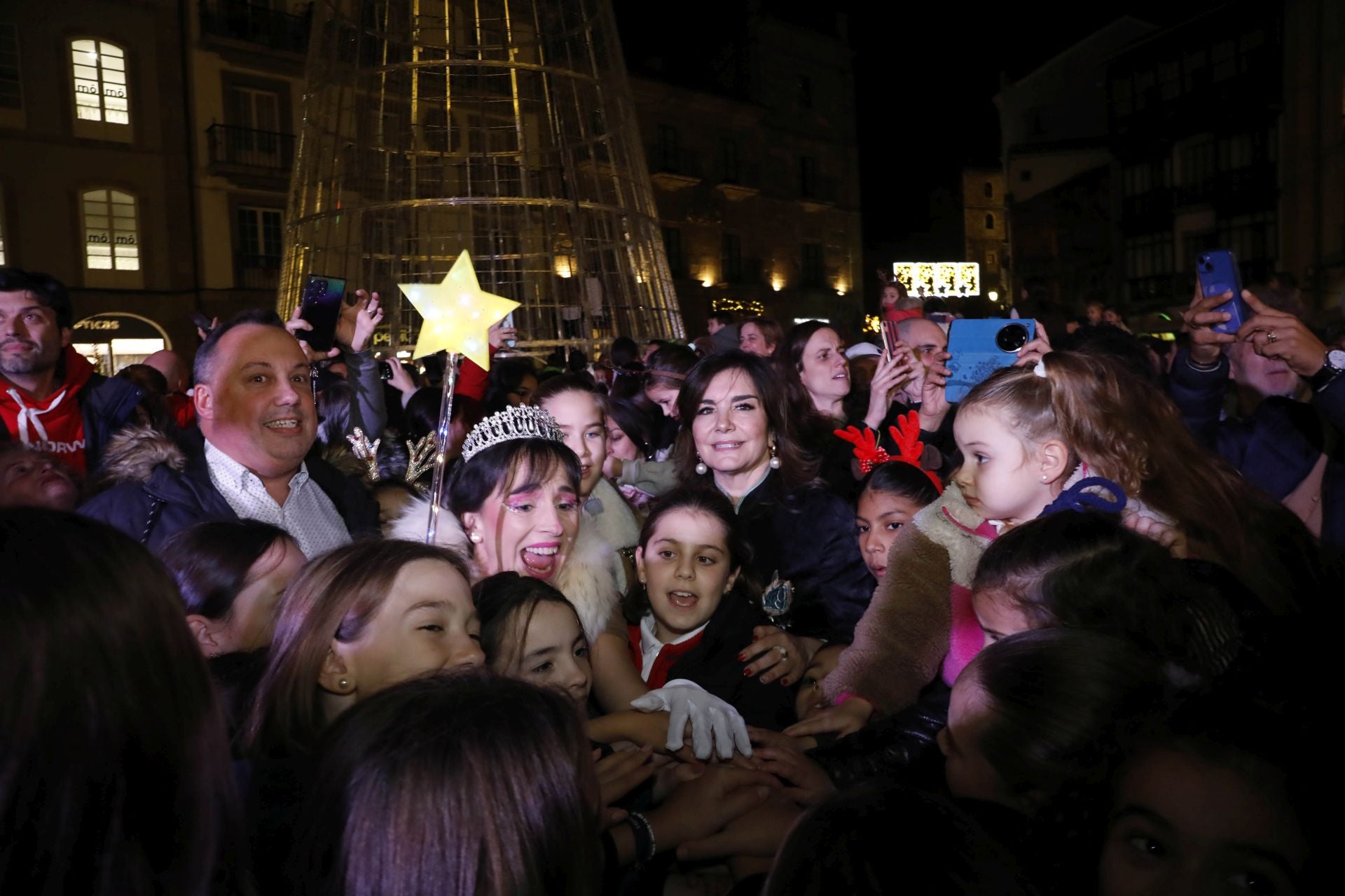 La Navidad ya está en Avilés con el encendido de sus luces y adornos