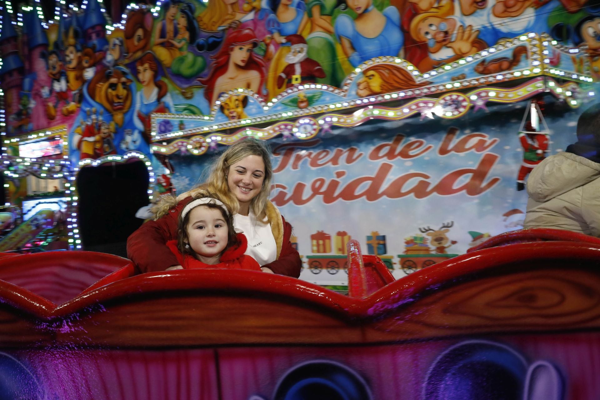 La Navidad ya está en Avilés con el encendido de sus luces y adornos