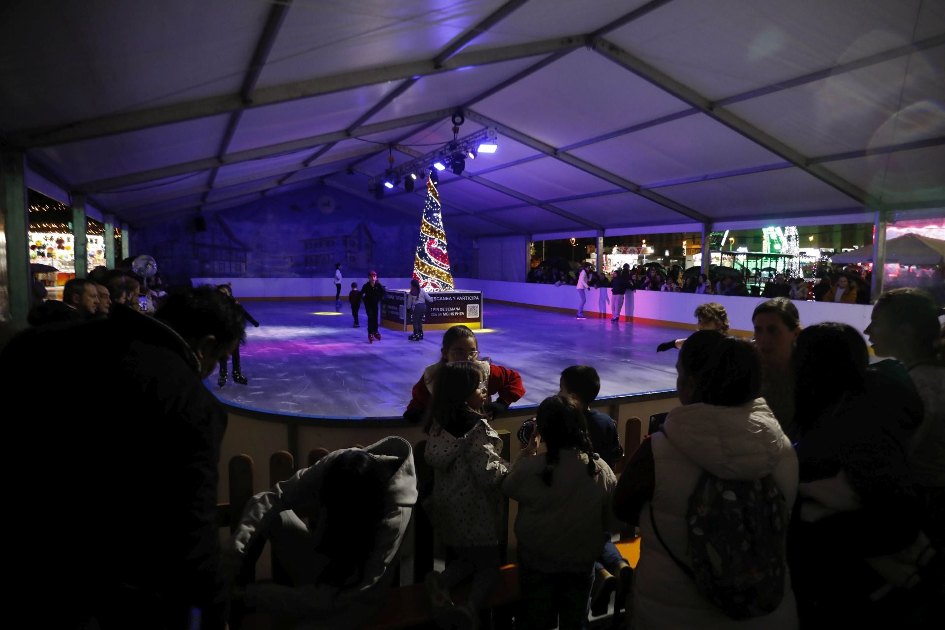La Navidad ya está en Avilés con el encendido de sus luces y adornos