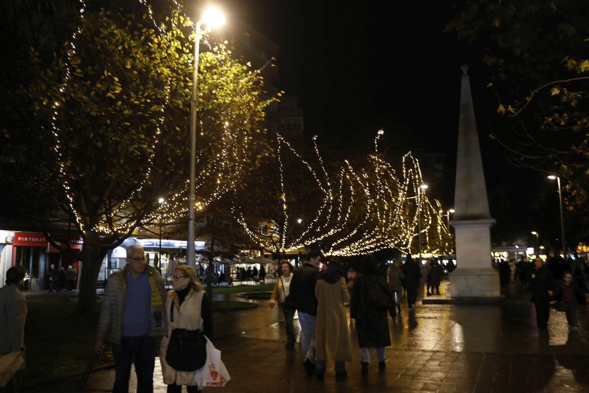 La Navidad ya está en Avilés con el encendido de sus luces y adornos