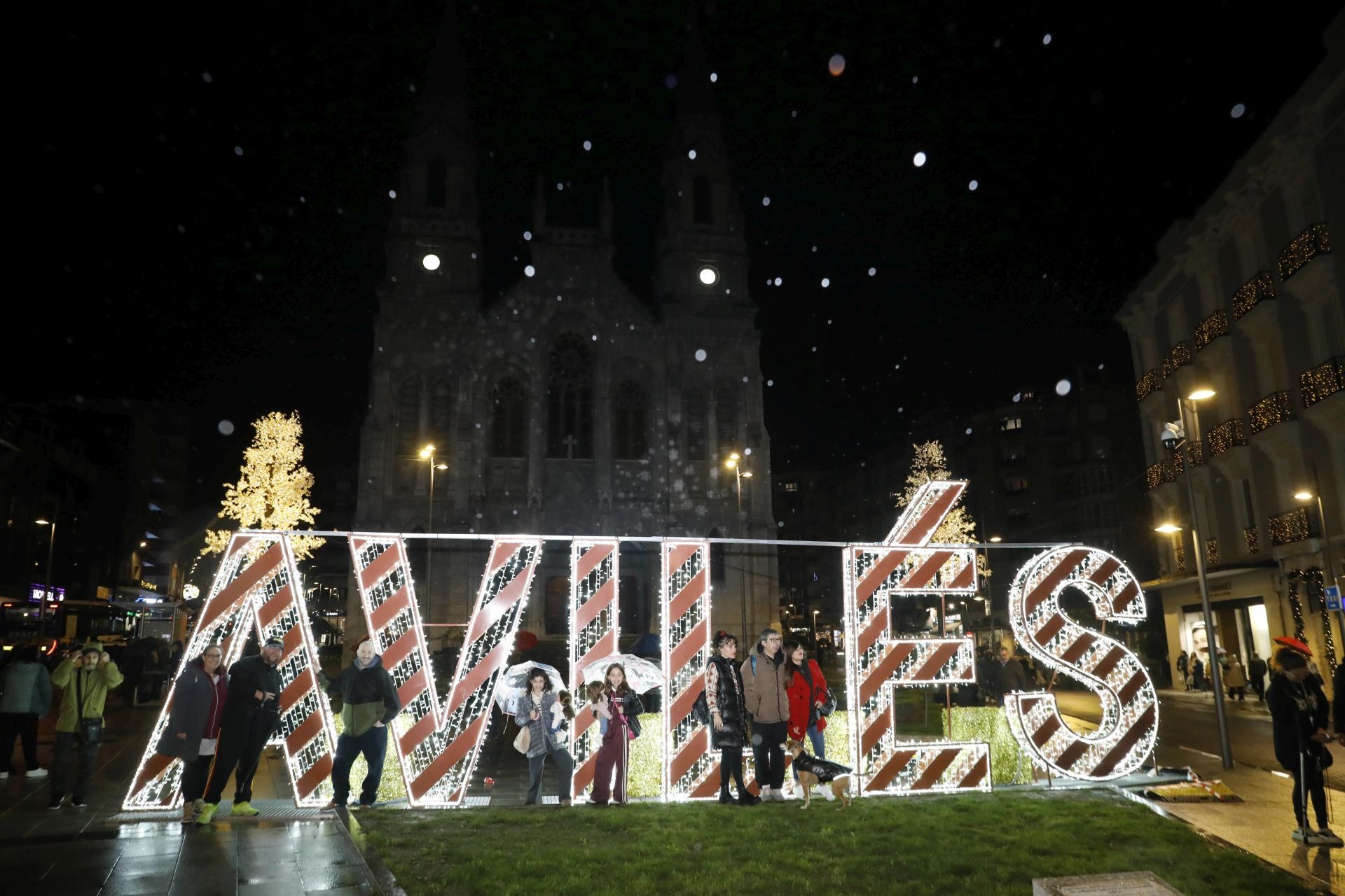 La Navidad ya está en Avilés con el encendido de sus luces y adornos