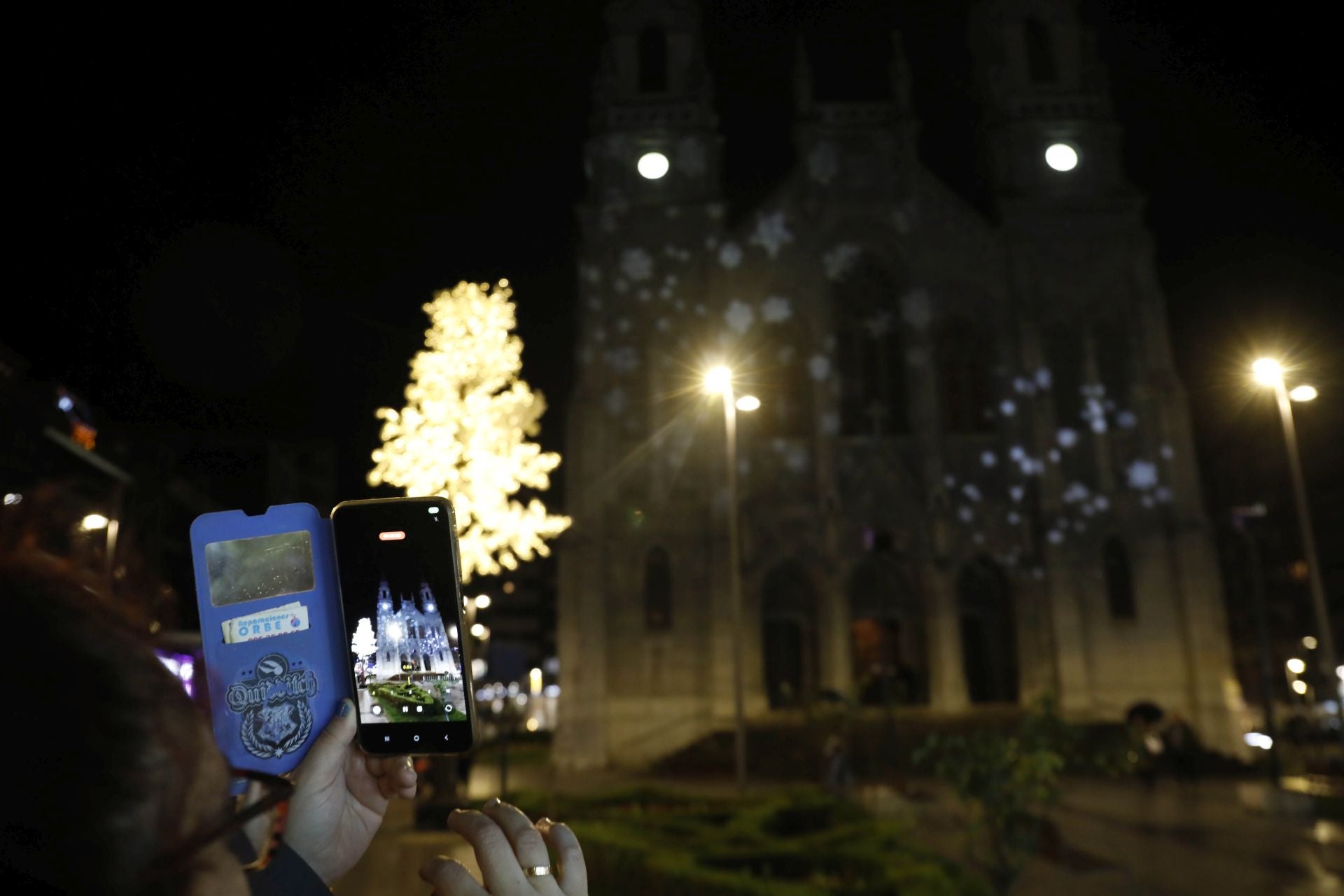 La Navidad ya está en Avilés con el encendido de sus luces y adornos