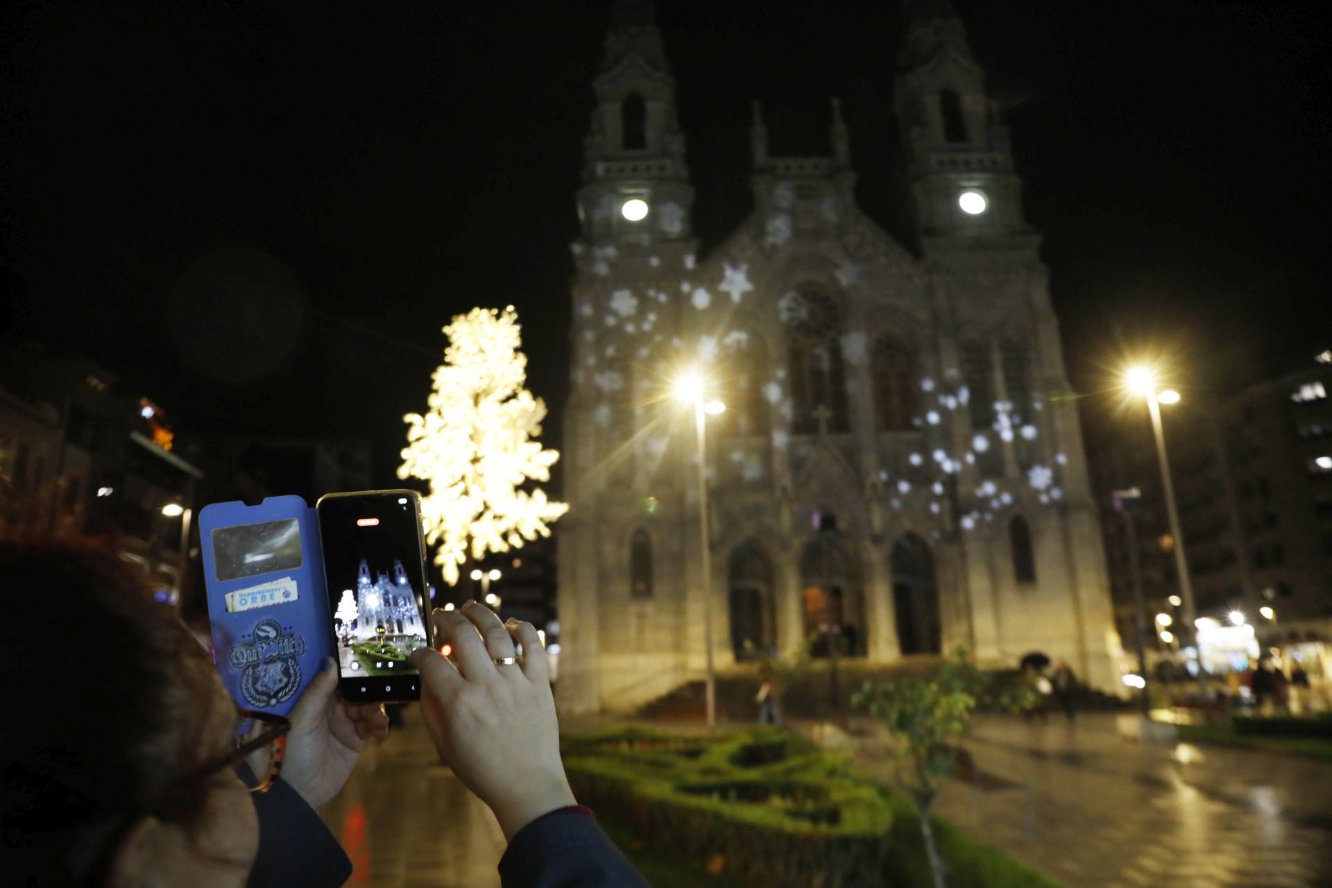 La Navidad ya está en Avilés con el encendido de sus luces y adornos