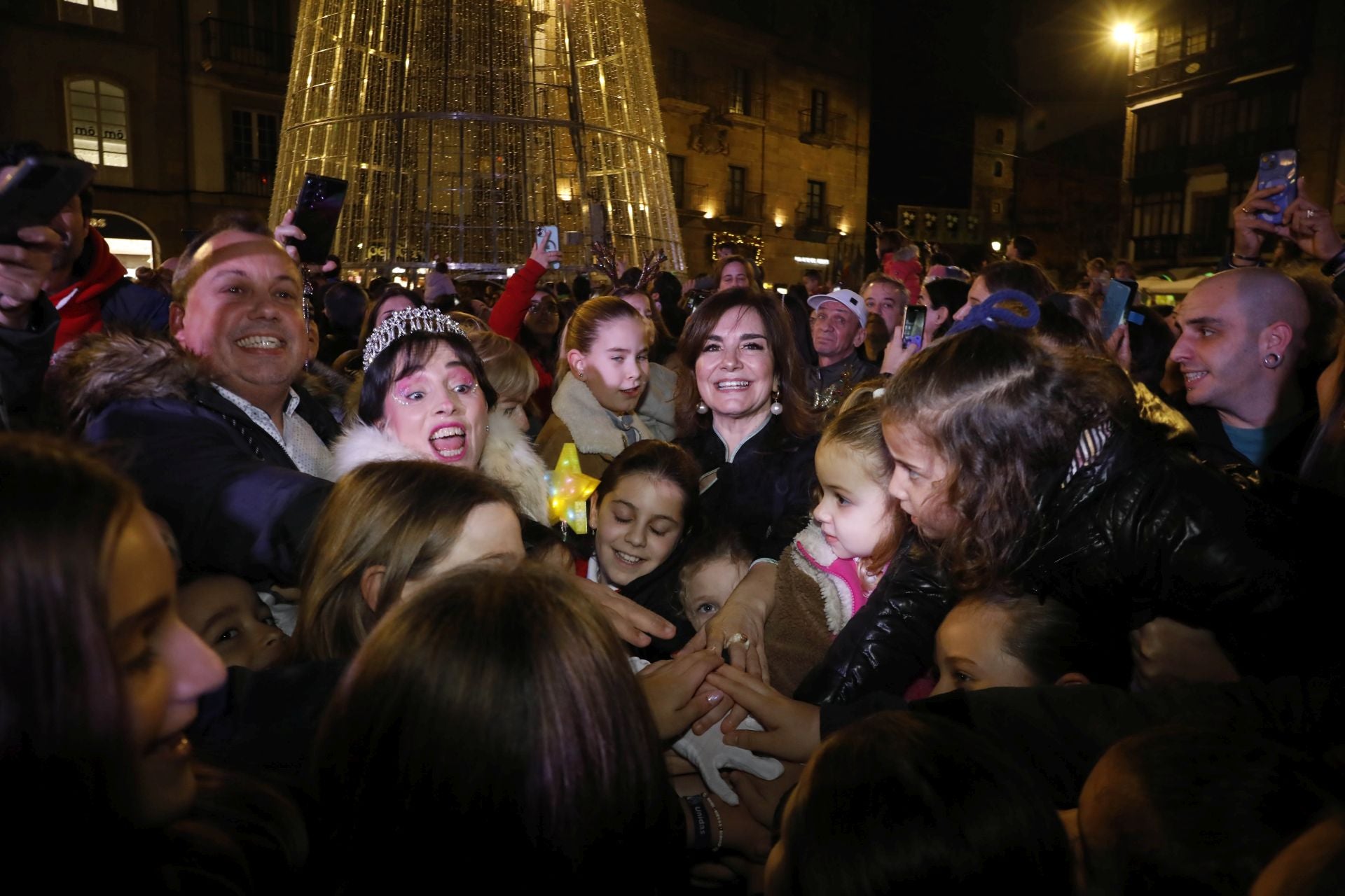 La Navidad ya está en Avilés con el encendido de sus luces y adornos