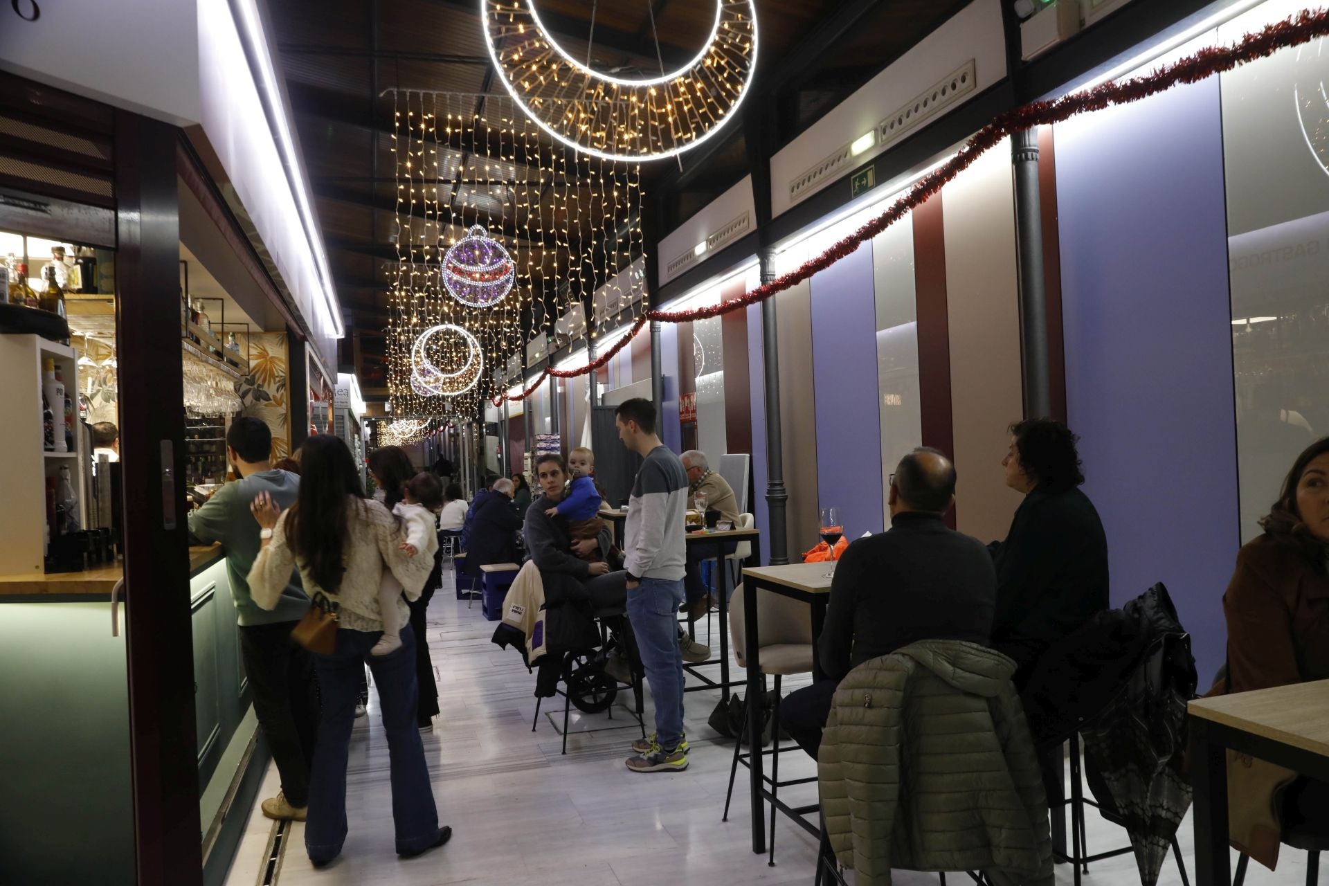 La Navidad ya está en Avilés con el encendido de sus luces y adornos