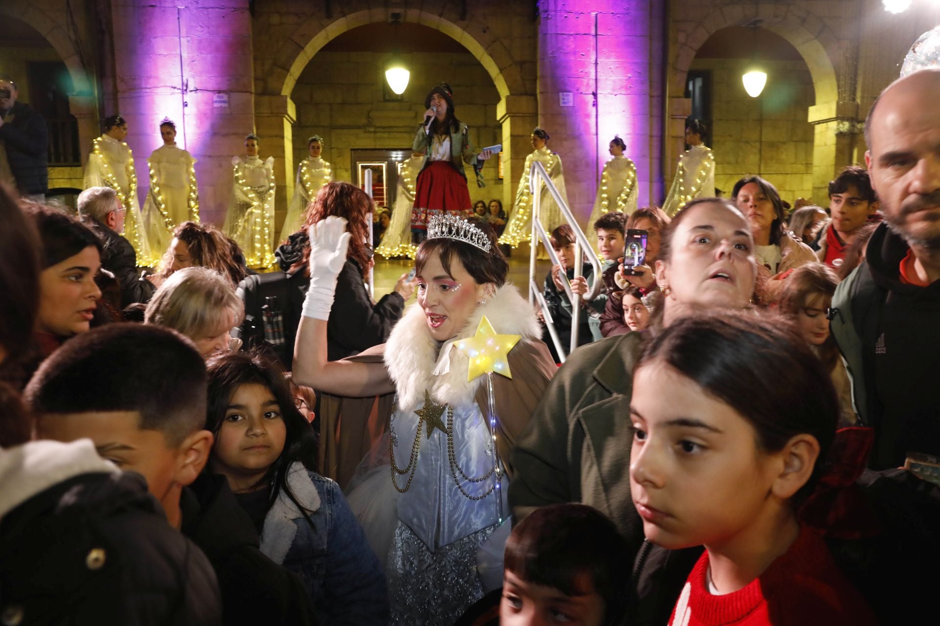 La Navidad ya está en Avilés con el encendido de sus luces y adornos