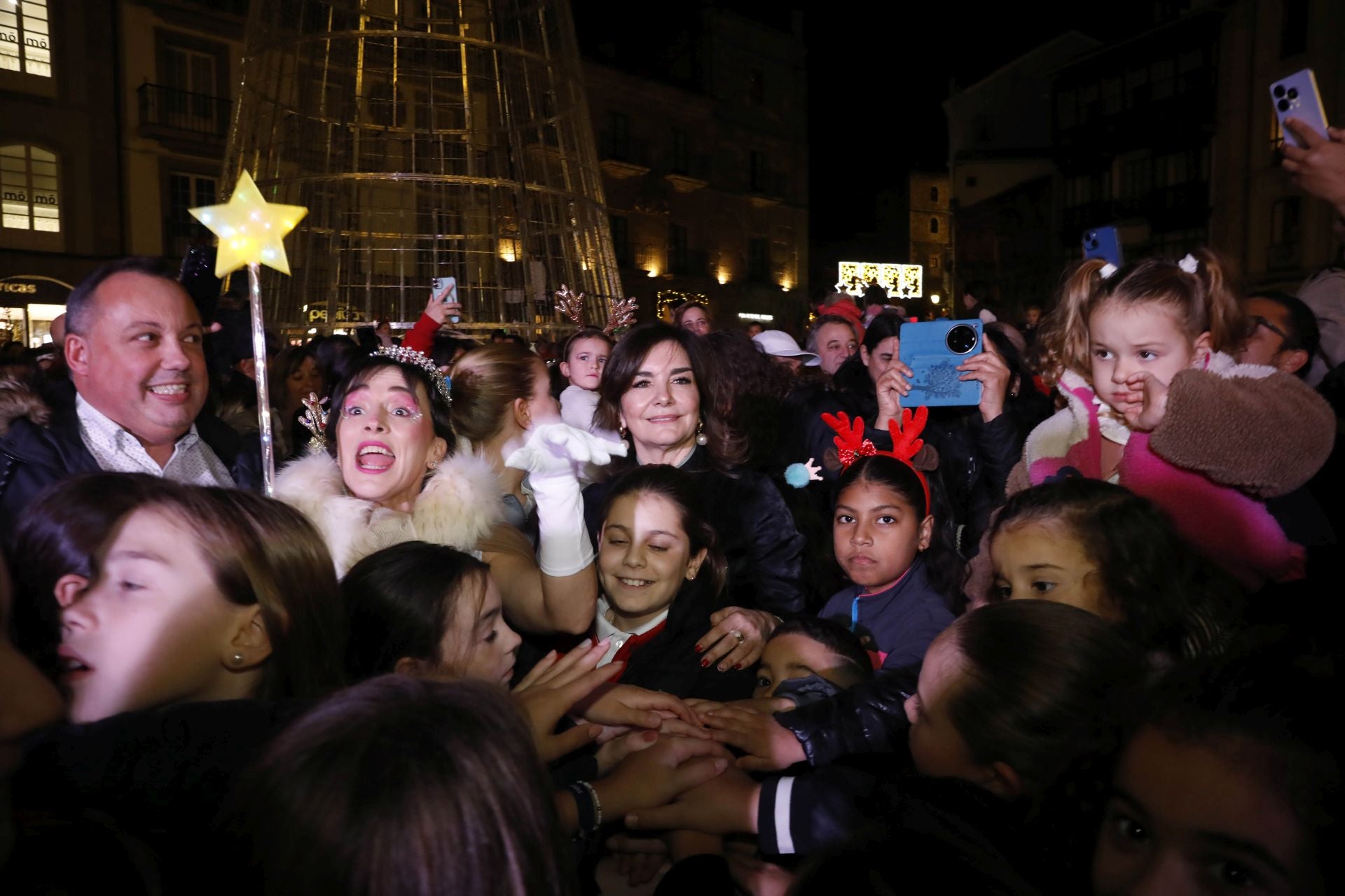 La Navidad ya está en Avilés con el encendido de sus luces y adornos