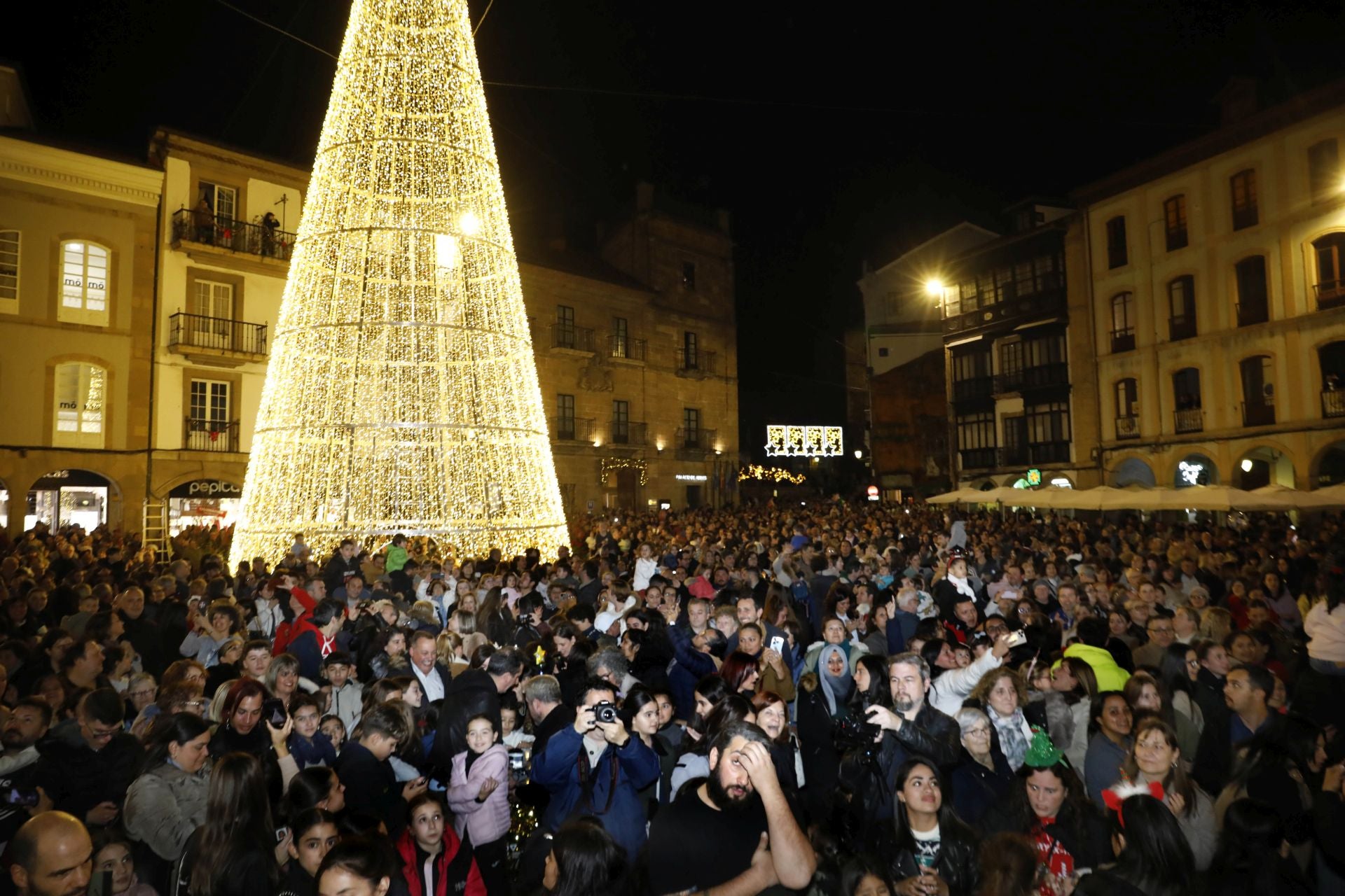 La Navidad ya está en Avilés con el encendido de sus luces y adornos
