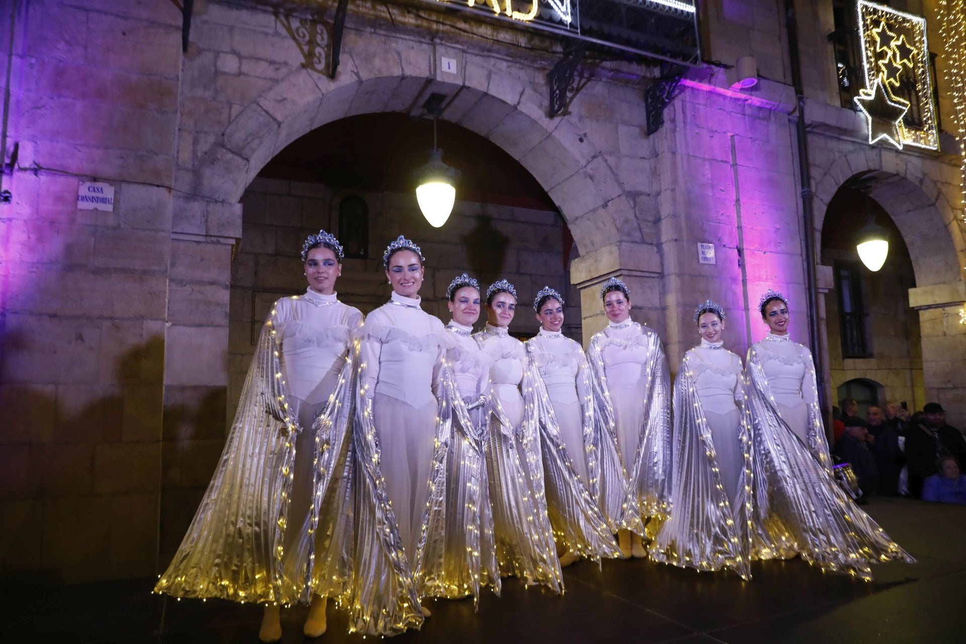 La Navidad ya está en Avilés con el encendido de sus luces y adornos