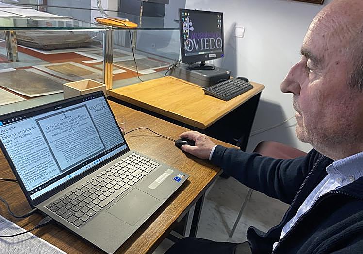 Luis Huerres, ante la esquela que permitió localizar a un asturiano que emigró a Argentina, uno de los paises que registra más solicitudes.