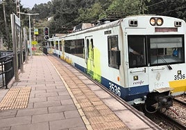 Tren de Feve en Veriña, con evidentes deterioros.