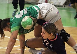 La extremo Camilo se hace con un balón en el suelo.