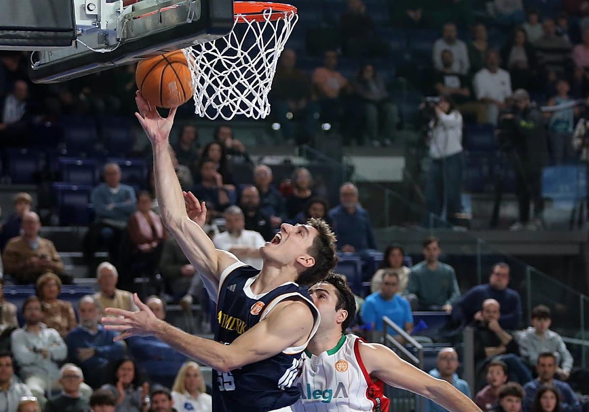 Lobaco, durante una acción de entrada a canasta justo debajo del aro.