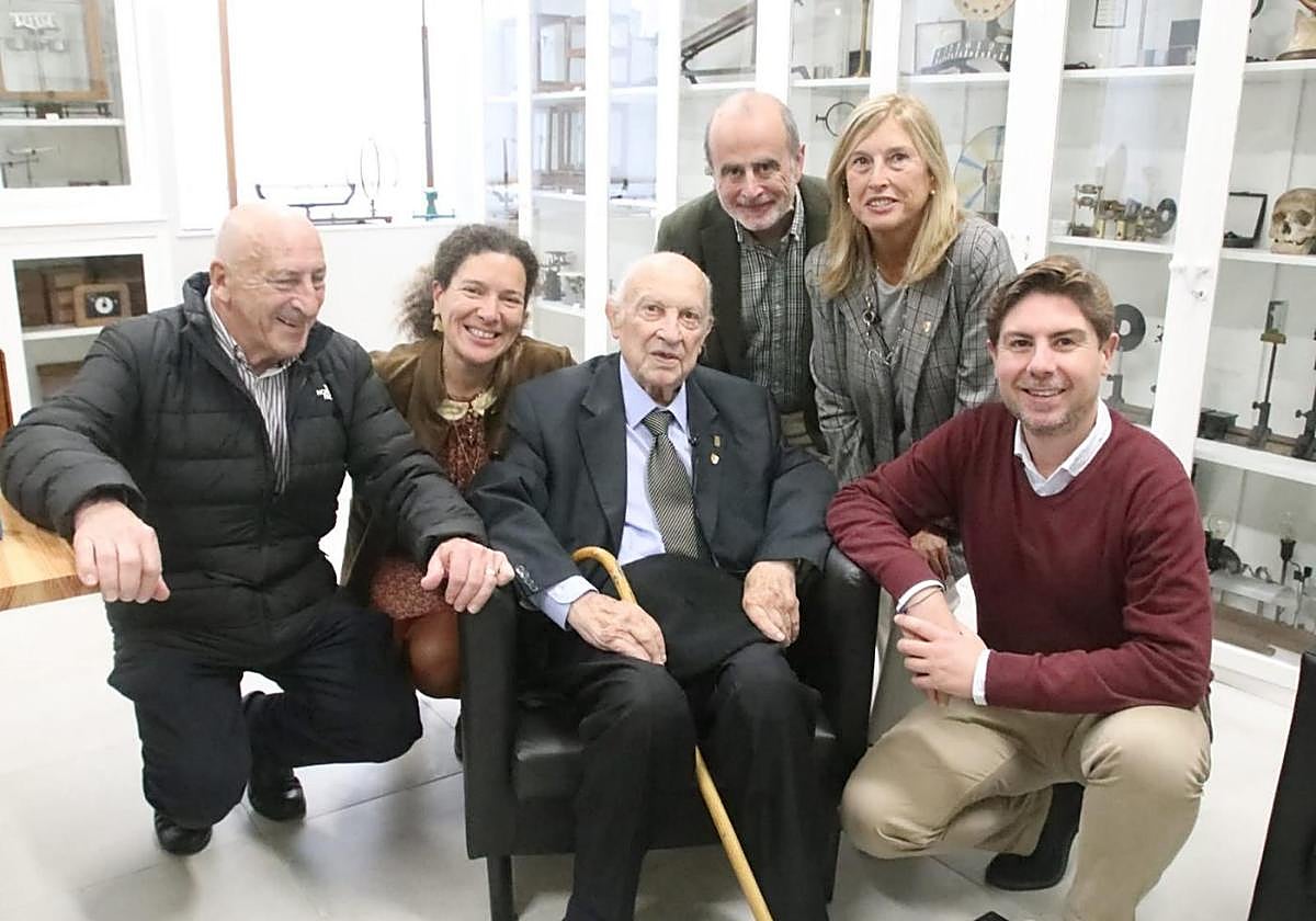 Fidalgo, el pasado 5 de noviembre, rodeado de Juan Ignacio Rodríguez Carrasco, Paula Fernández, Víctor Rodríguez, Amparo Scola y Javier Fernández de la Vega, en el Museo de Ciencia de la Inmaculada.